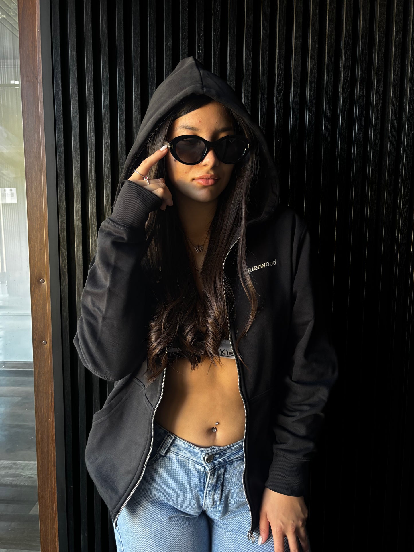 HOODIE CON CIERRE NEGRO BASICO