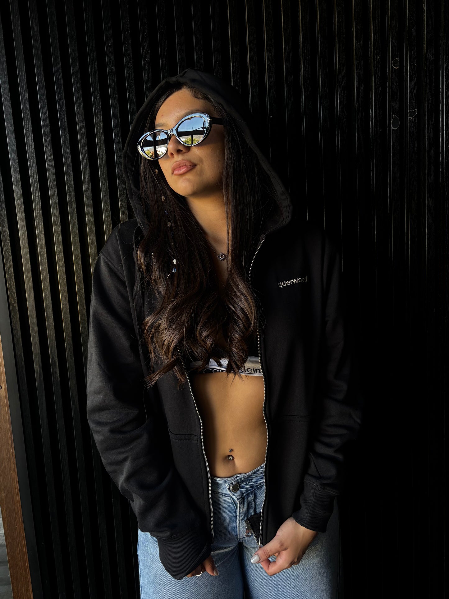 HOODIE CON CIERRE NEGRO BASICO