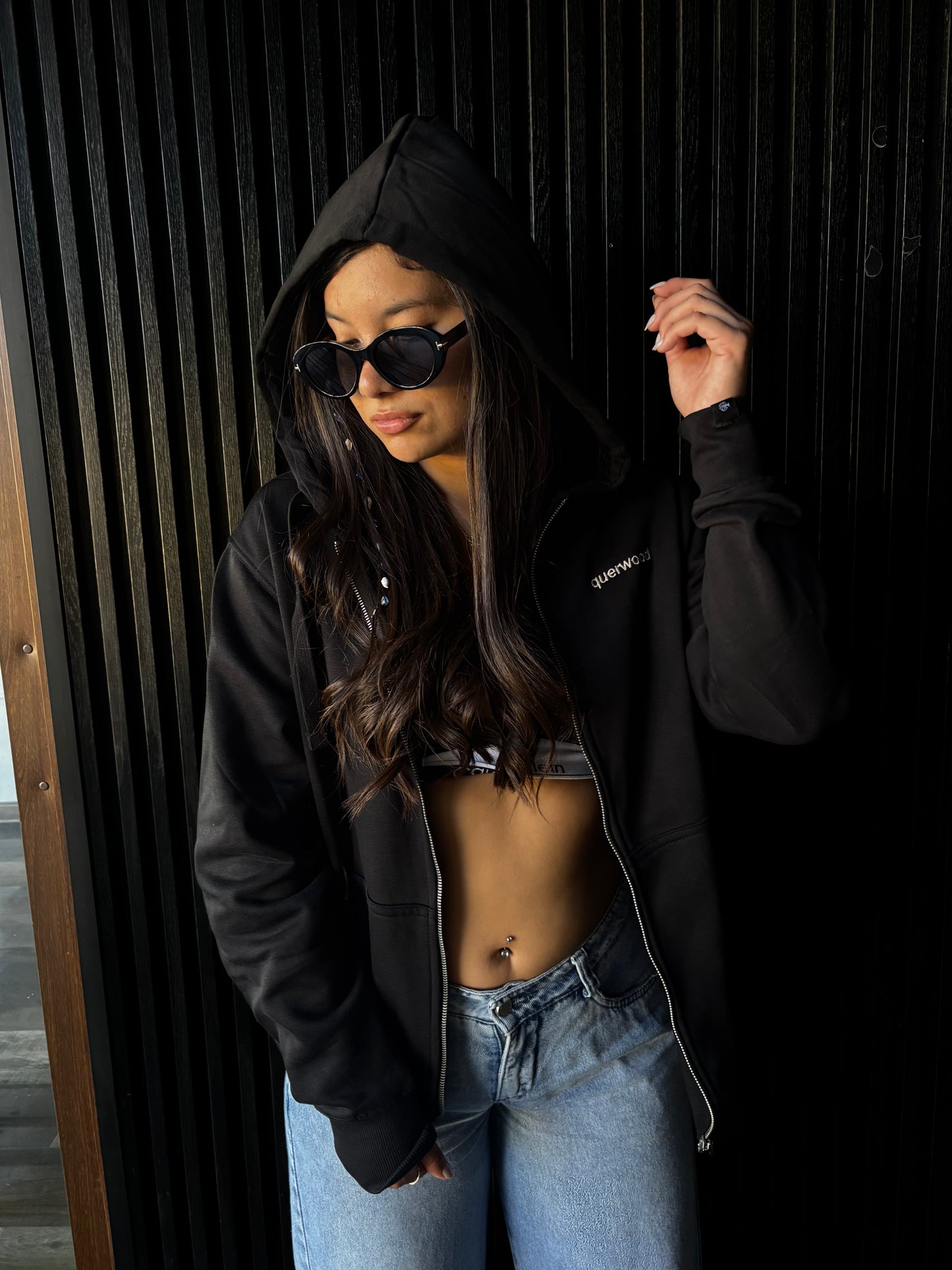 HOODIE CON CIERRE NEGRO BASICO