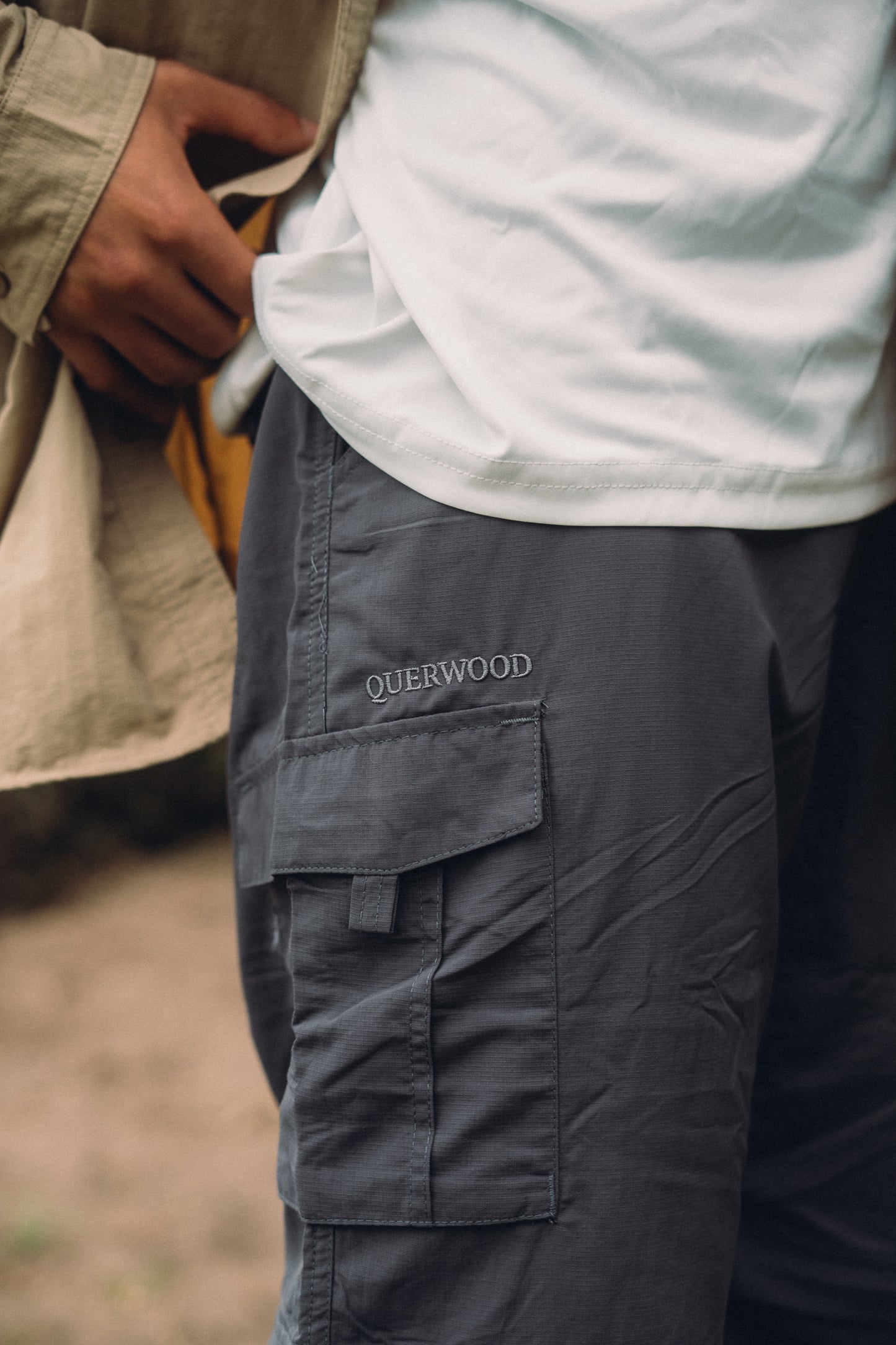 PANTALON CARGO DESMONTABLE GRIS OSCURO HOMBRE