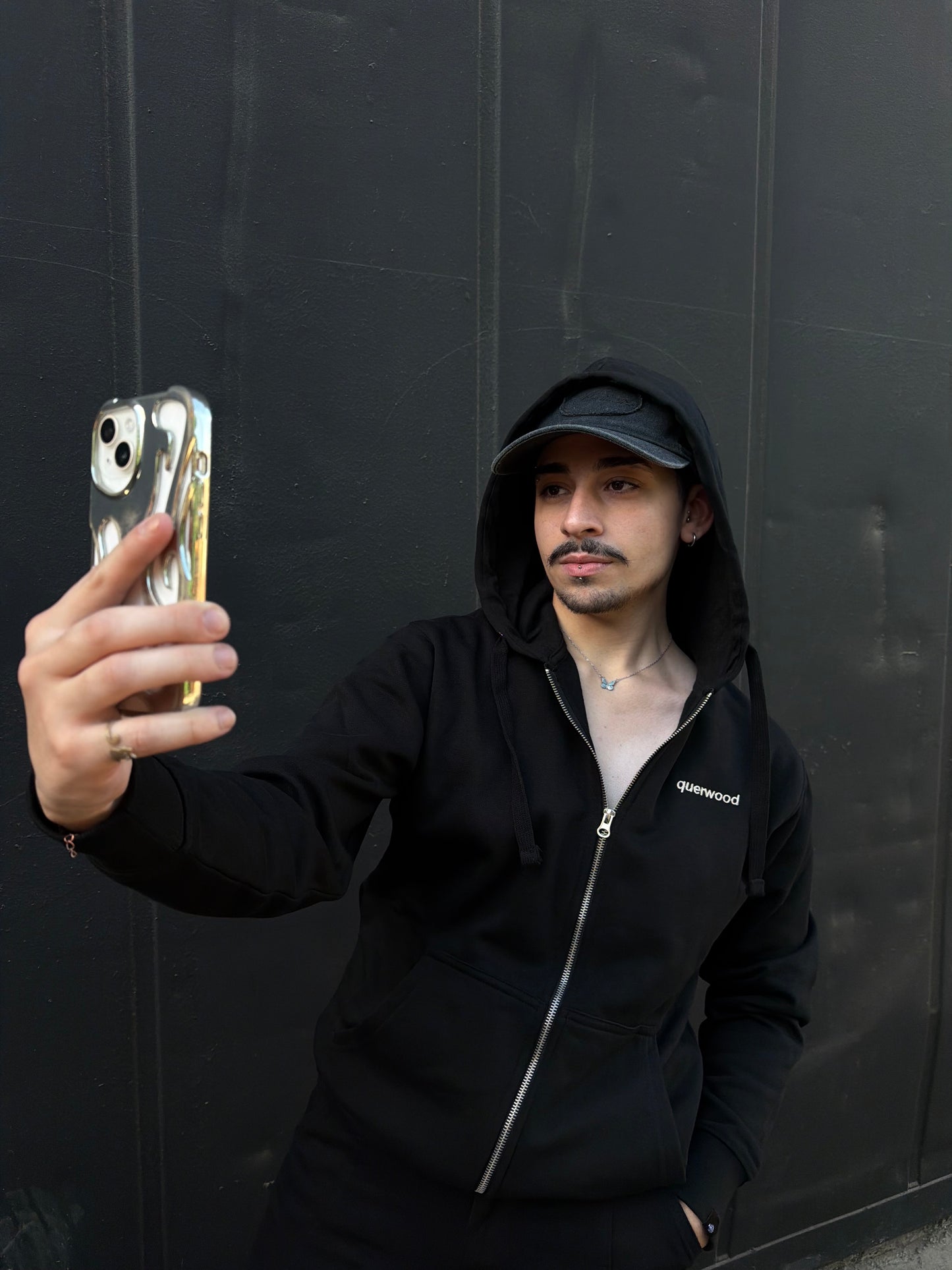 HOODIE CON CIERRE NEGRO BASICO