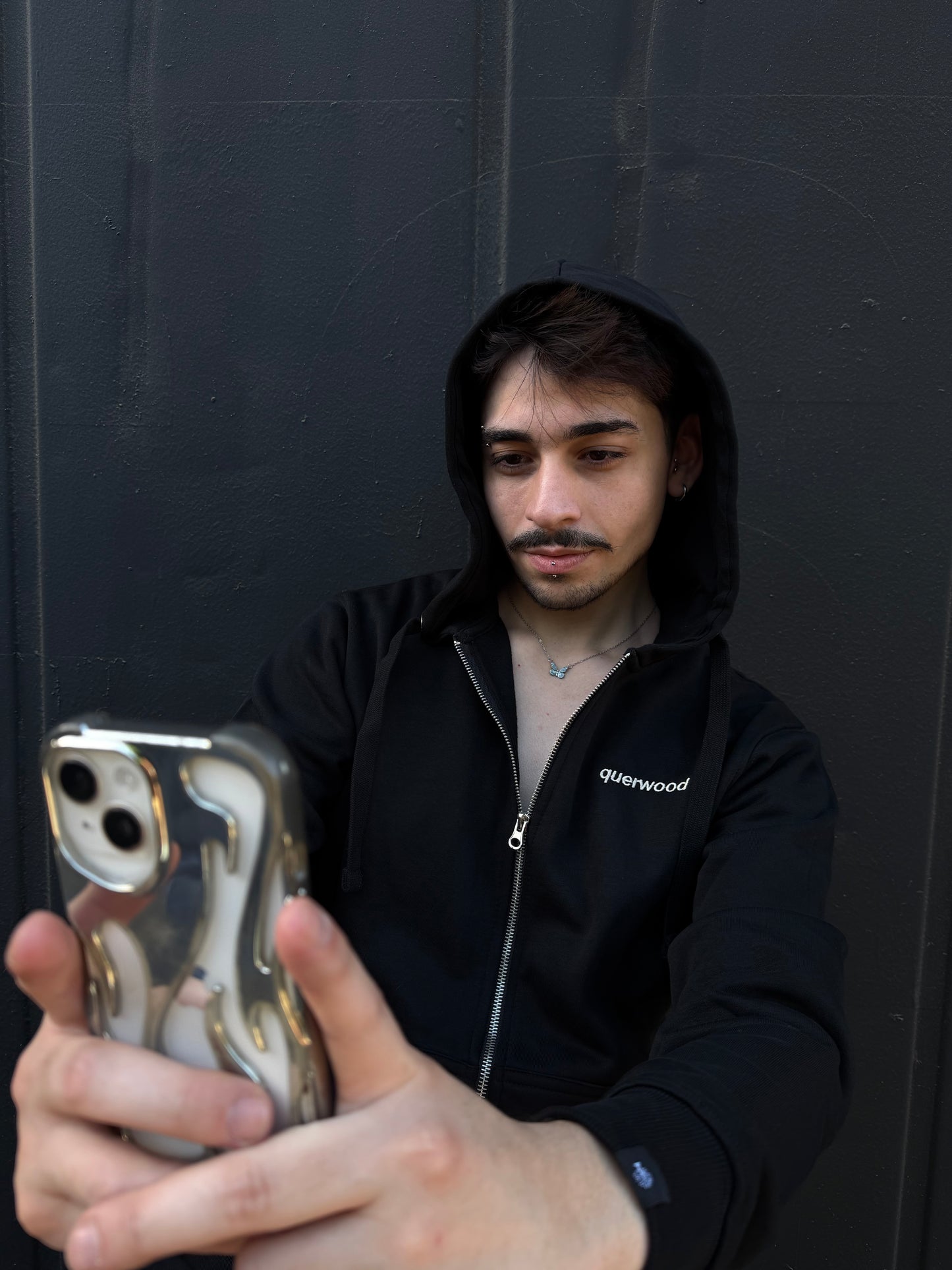 HOODIE CON CIERRE NEGRO BASICO